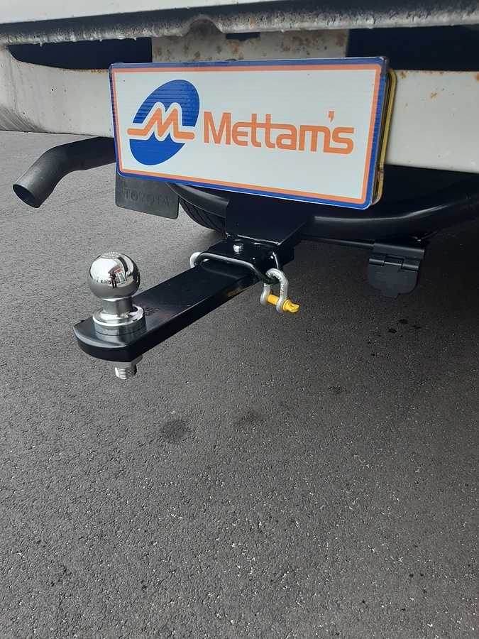 Toyota HiLux 2wd Ute (No Step) 10-83 - 03-05 CLASS 2 TOWBAR